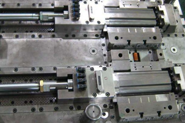 塑料模具加工的型腔布置及多種因素介紹