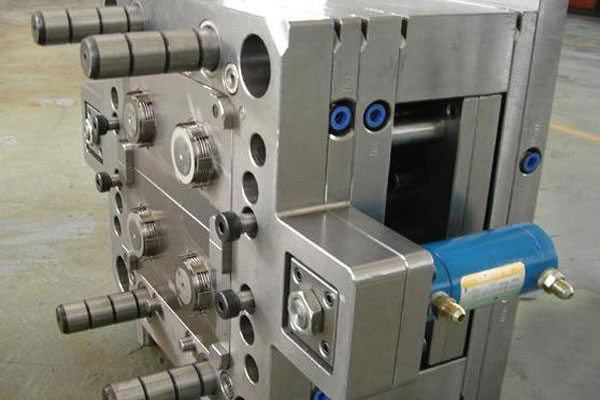 注塑模具改進塑料的性能可添加各種輔助材料